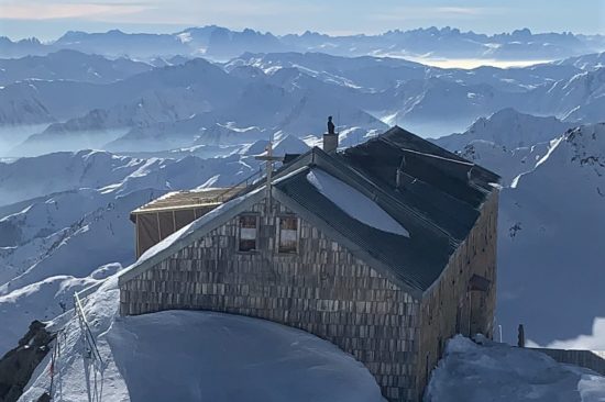 Becherhaus im Vordergrund die Kapelle mit den alten Schindeln