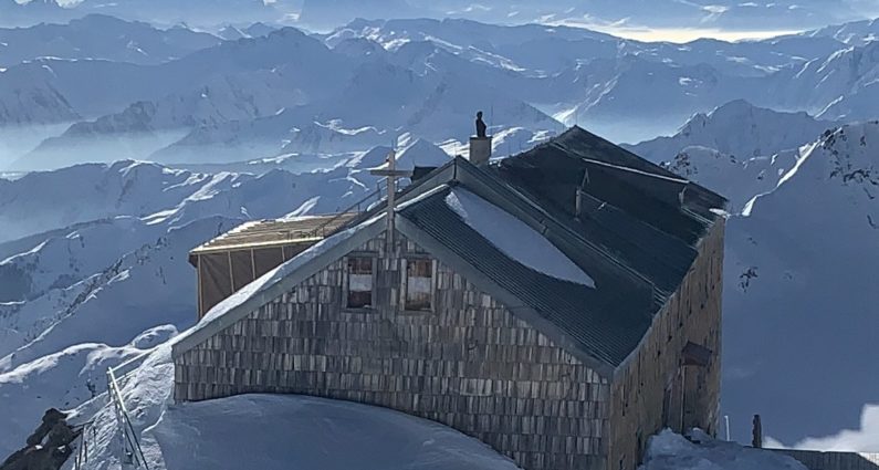 Becherhaus im Vordergrund die Kapelle mit den alten Schindeln